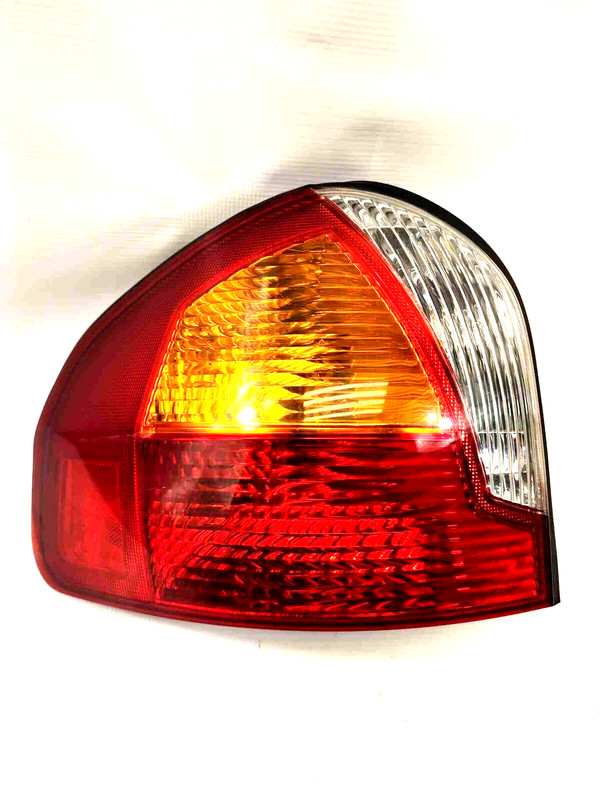 2003 Sante Fe LH Driver Side Tail Light Assembly Light Scratches 924012610