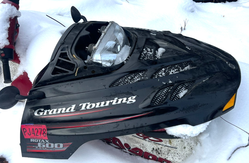 Ski Doo front hoodgrand touring 500 2000-2003 $75 SHIP TO WI IL IA MN SD ND KS