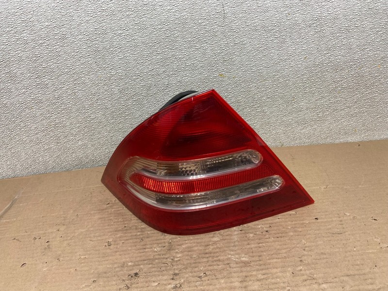 2001-2004 Mercedes-Benz C230 C240 W203 C-Class Left Driver Tail Light AA9397 LK
