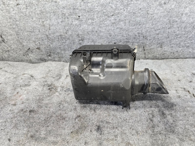 TOYOTA TUNDRA 2004-2006 OEM AIR CLEANER BOX INTAKE ASSEMBLY 4.7L V8