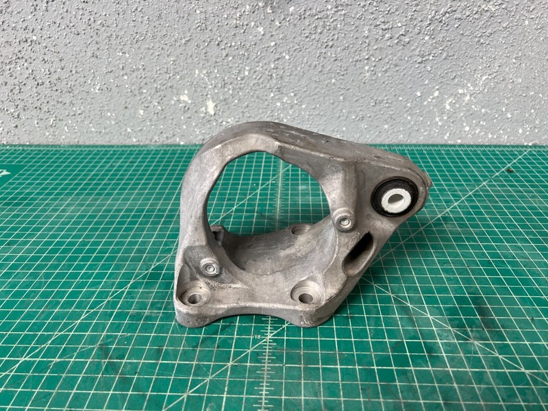 15-18 Volvo S60 T5 2.0L FWD FRONT RIGHT AXLE MOUNT BRACKET SUPPORT HOUSING OEM