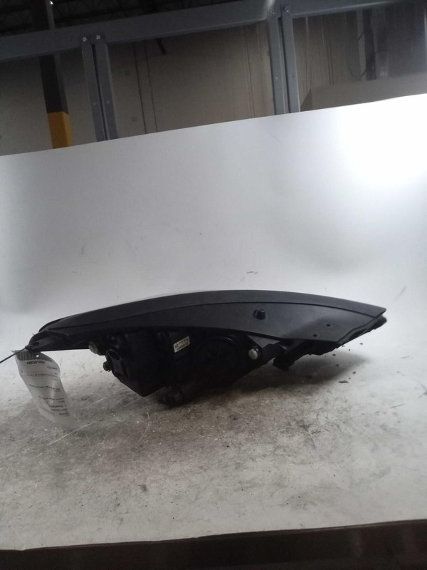 2017 Hyundai Tucson Left Headlight Assembly Grey OEM 143903 Used 121K Miles