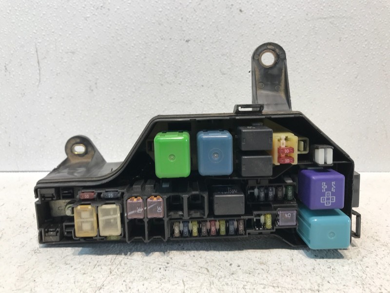 01-05 LEXUS JCE10 IS300 ENGINE BAY RELAY FUSE BOX OEM 82662-53050