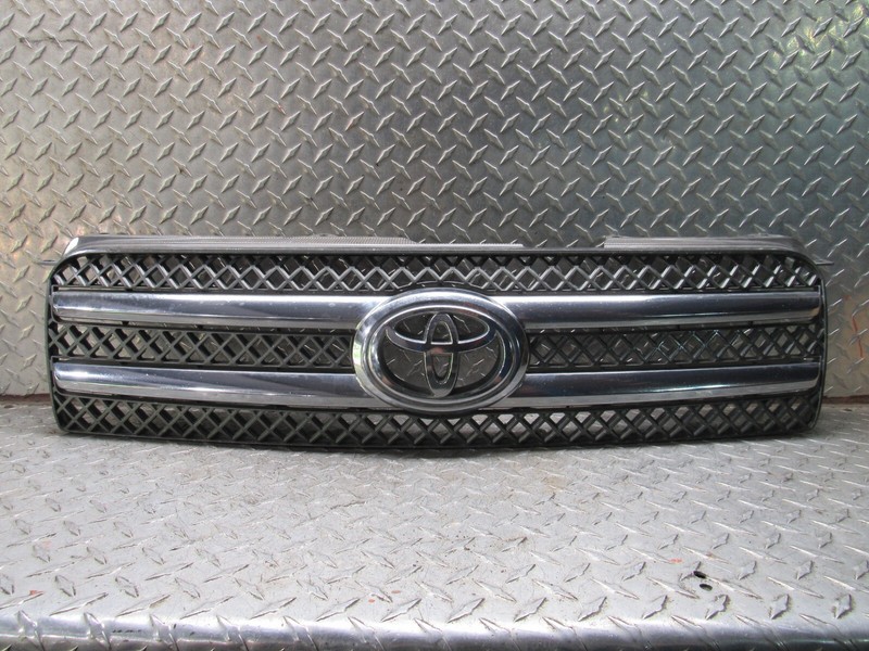 06 07 TOYOTA HIGHLANDER UPPER FRONT BUMPER GRILLE EMBLEM VIN D/VIN P (5TH DIGIT)