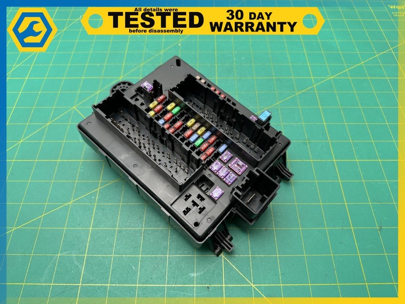 17-18 Cadillac XT5 FUSE RELAY BOX JUNCTION BLOCK MODULE UNIT OEM 84040817