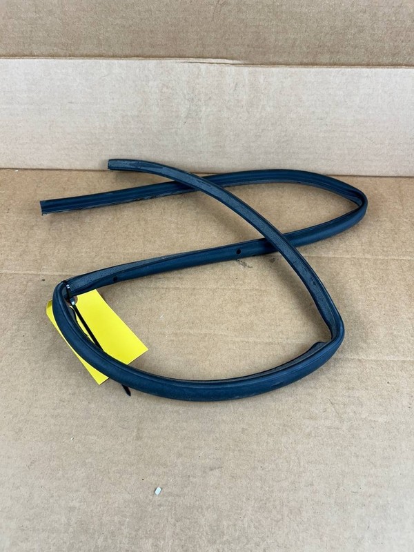 ✅ 2017-2022 Tesla Model 3 Front Right Door Secondary Seal 1090494