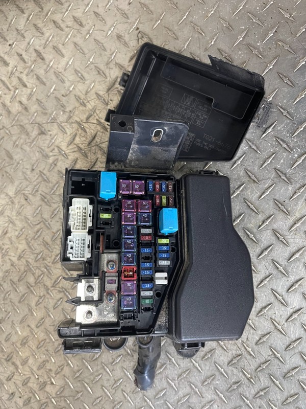 10 11 12 2010 2011 2012 MAZDA CX-9 ENGINE COMPARTMENT FUSE BOX OEM *