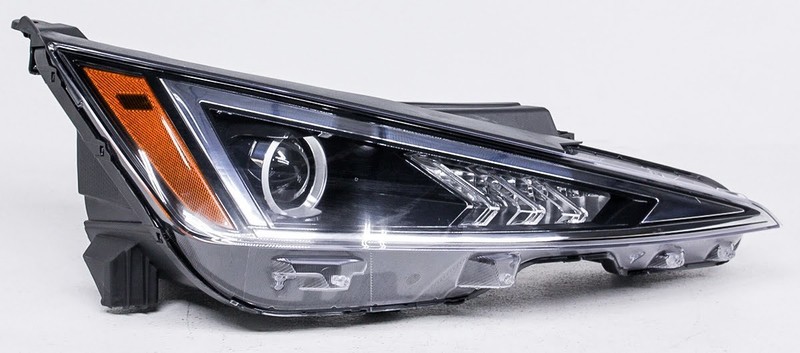 OEM Hyundai Elantra Sedan Right Passenger Side Halogen Headlamp Chrome Flaw