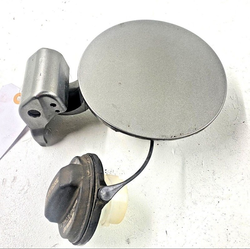 2010-2013 KIA FORTEFuel Gas Filler Door w/ Fuel Cap Assembly Gray OEM