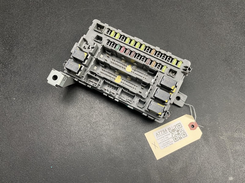 Right Fuse Relay Junction Box 2018 Acura MDX 38210-TZ5-A02 2016 2017 X