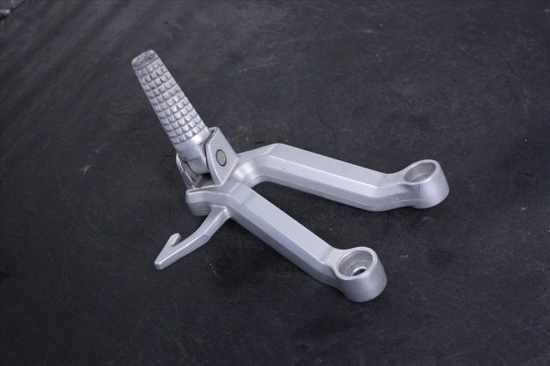 03 SUZUKI SV 650 S LEFT REAR FOOT PEG MOUNT BRACKET ASSEMBLY SV650