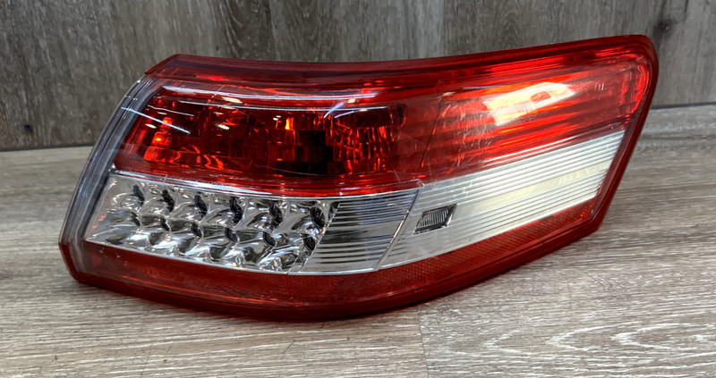 2010-2011 TOYOTA CAMRY RH TAIL LIGHT ASSY OEM