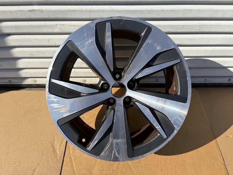 ✅ 2024 Audi Q8 E-TRON 20"Wheel Rim Alloy Factory 4KE.601.025.AF /scratched