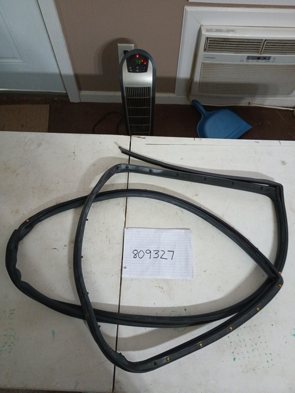 MERCEDES C230 REARDRIVER DOOR WEATHER SEAL 2037371530 OEM