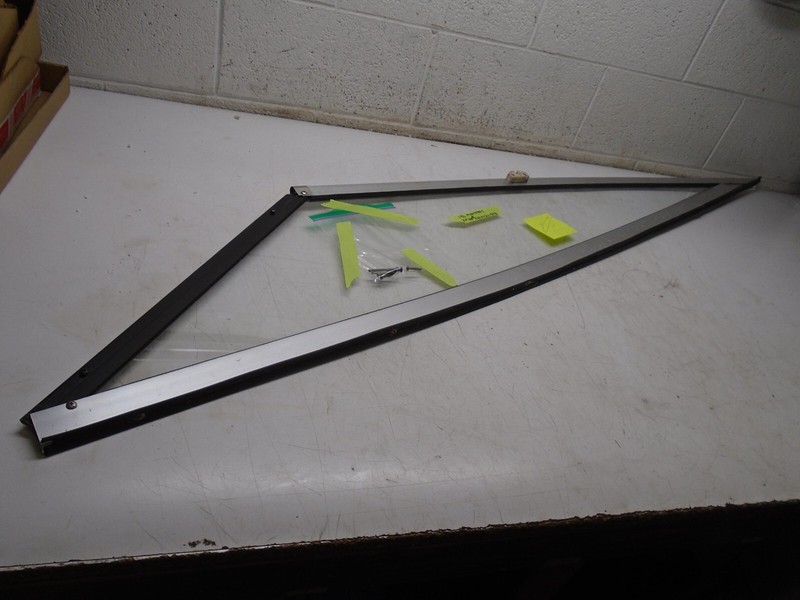 Z7d 1998 196 MontereyBoat Windshield STBDriver Side Right Water Bonnet