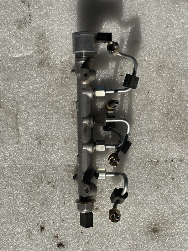 2015 VOLKSWAGEN PASSAT 2.0 DIESEL INJECTOR RAIL