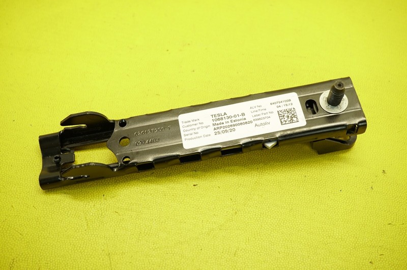 π
2020-2023 TESLA Y OEM.FIRST ROW - SEAT BELT HEIGHT ADJUSTER 1068130-01-B