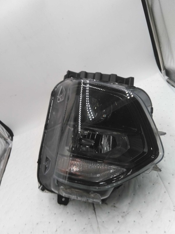 2020 Hyundai Santa Fe Right Headlight Assembly Grey 677862 Used 48K Miles