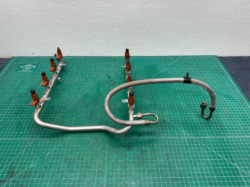01-06 Mercedes-Benz CL500 C215 - FUEL INJECTION RAIL LINE W/ INJECTORS OEM