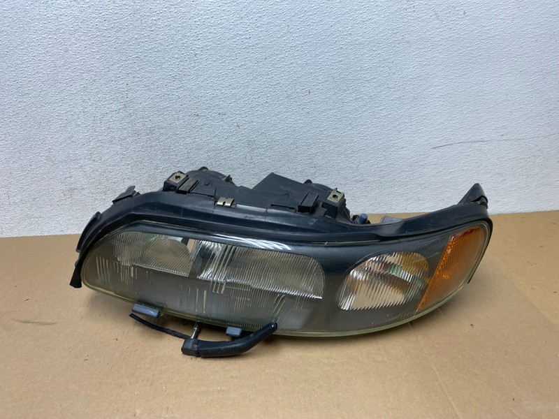 2001 2002 2003 2004 Volvo V70 XC70 Left Driver Side Headlight OEM AD6411 DW