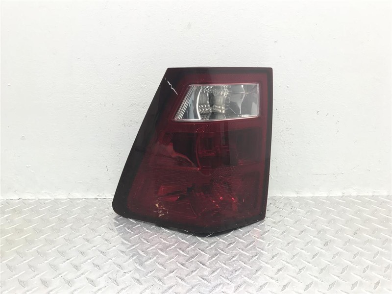 2005-2006 JEEP GRAND CHEROKEE PASSENGER SIDE TAIL LIGHT LAMP OEM 55156614AF