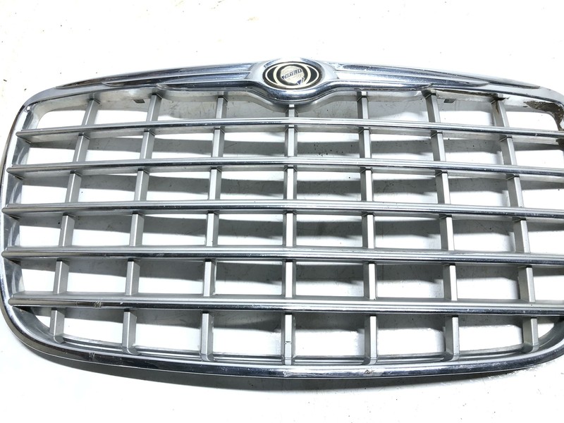05-10 Chrysler 300 Grille Assembly Chrome Oem Tested