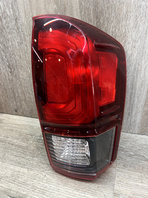 2018-2021 TOYOTA TACOMA RH TAIL LAMP ASSY OEM