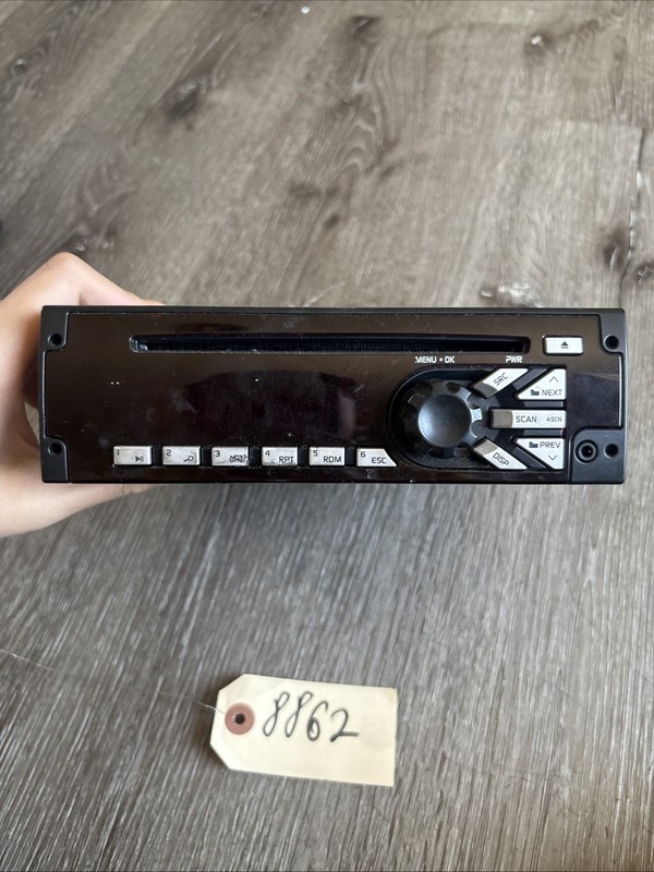 International LT AM/FM CD Player 24122093
