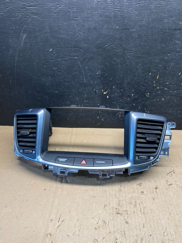 2014 2015 2016 Hyundai Equus Center Dash Radio Bezel Trim Air Vents OEM R8937 DG