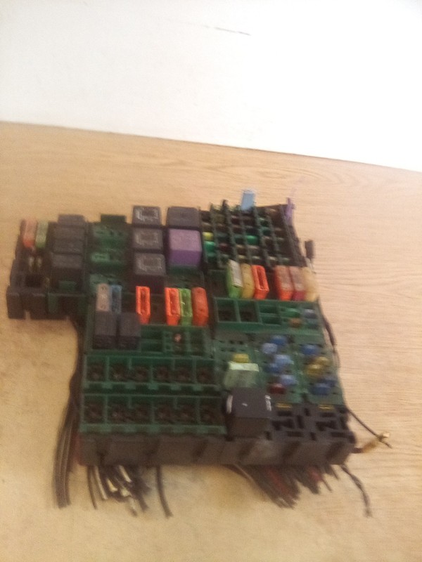 2001 Volvo VNL Fuse/Relay Block
