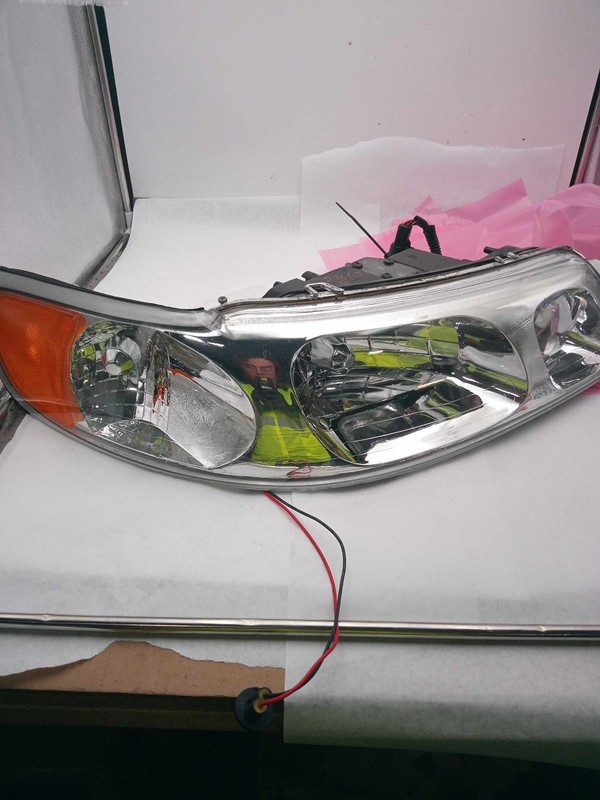 2000 Lincoln Town Car Right Headlight Assembly OEM 401084 Used 141k Miles