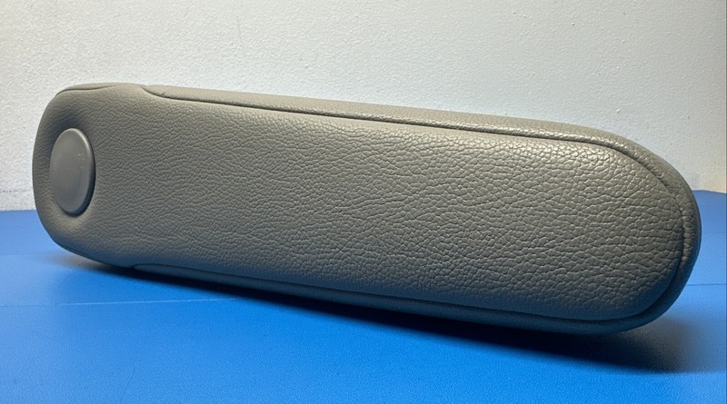 Front Right Seat Armrest || 14 - 2017 Honda Odyssey Gray Leather (B) Very Good