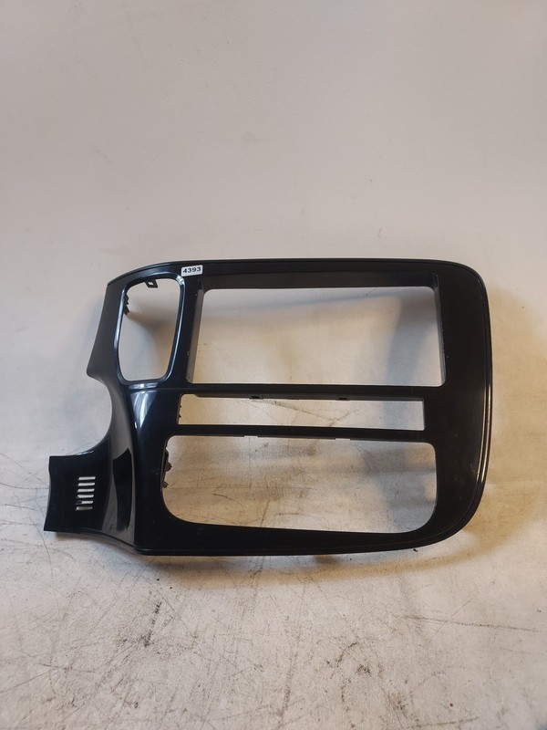 2014-2019 MITSUBISHI OUTLANDER CENTER DASH RADIO TRIM BEZEL W/AC VENT oem