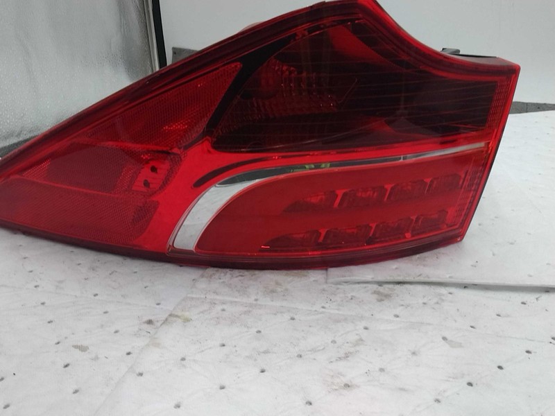 2016 Hyundai Santa Fe Right Tail Light Assembly - Silver, Used, 111k Miles