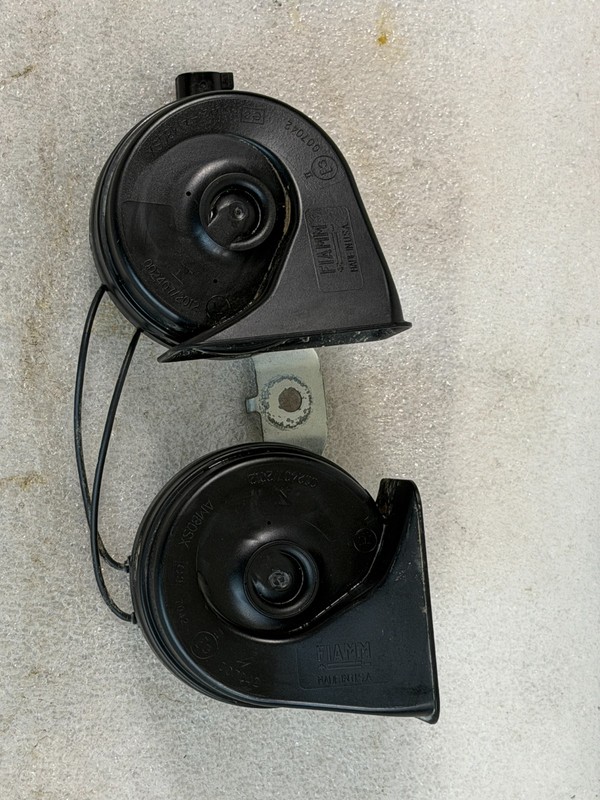 2019-24 RAM 2500 3500 6.7L DIESEL DUAL HORN WITH BRACKET ASSEMBLY OEM