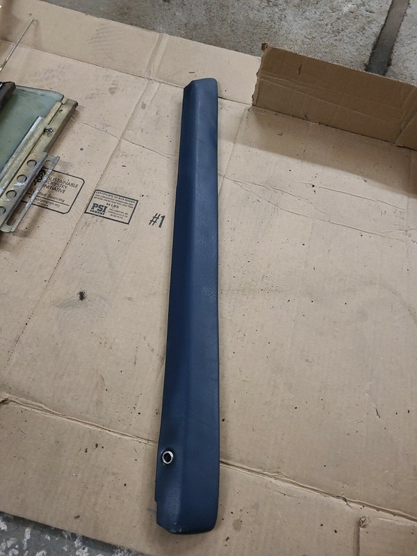 MERCEDES BENZ 220 D/8W115 LEFT FRONT UPPER DOOR TRIM MOULDING INTERIOR