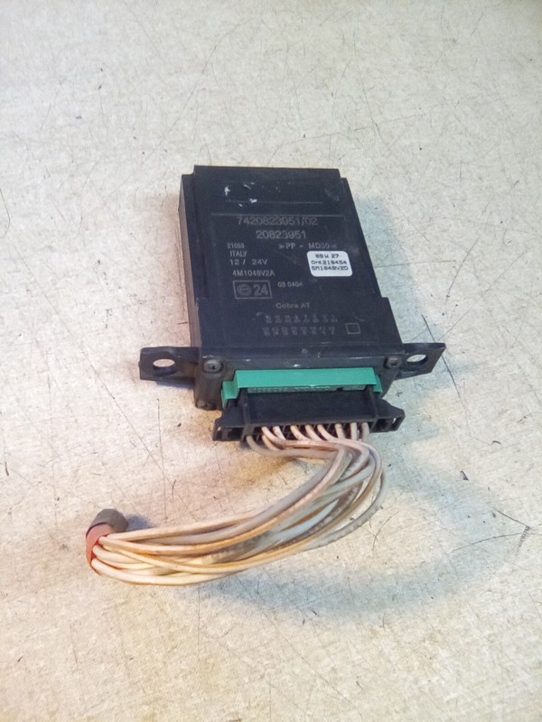 Volvo VNL 7420823951/02 Cobra AT Control Module