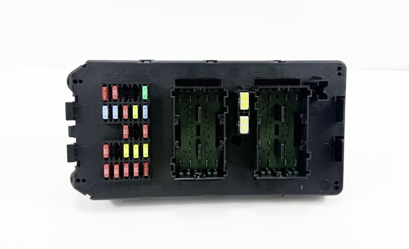 2009 2010 Jeep Grand Cherokee Interior Fuse Relay Box Junction Block 68039117AA