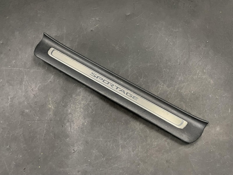 Front Right Door Sill Scuff Plate Insert 2018 Kia Sportage 85883-D9500 2017-2022