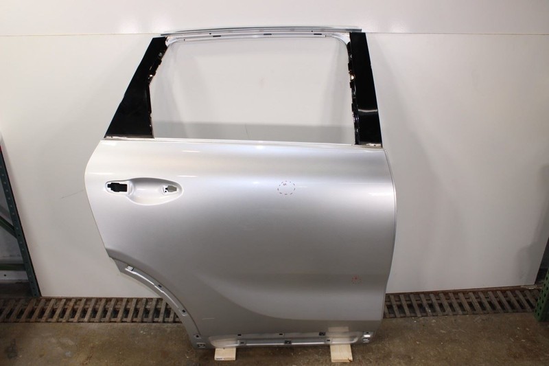16-20 KIA SORENTO Rear Right Side Door Shell OEM / Silver Metallic KCS / SCRATCH