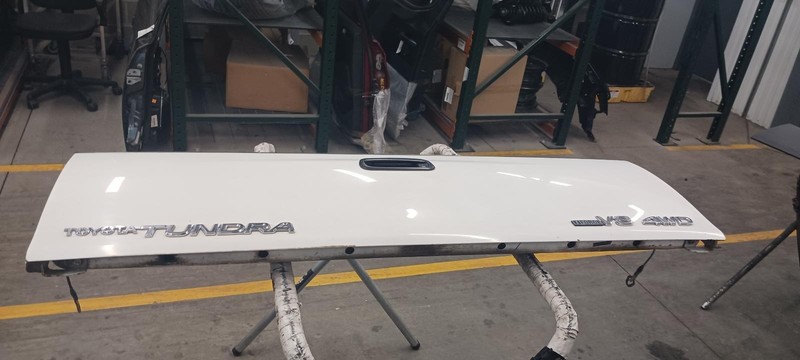 01-'06 TOYOTA TUNDRA tailgate gate White OEM Grade A!