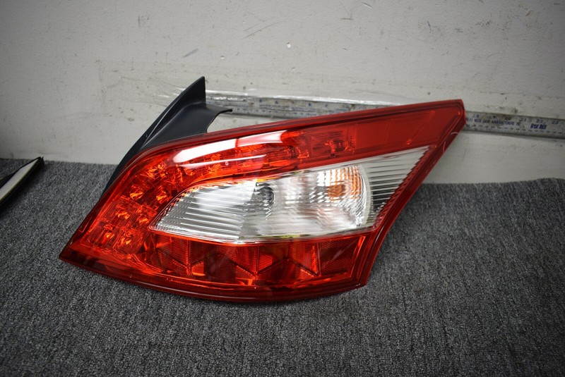 NISSAN TAIL LIGHT RIGHT SIDE FACTORY OEM