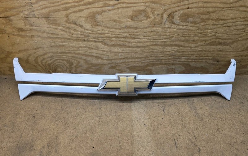 2021 2022 Chevrolet Colorado Front Center Grille Trim With Emblem OEM