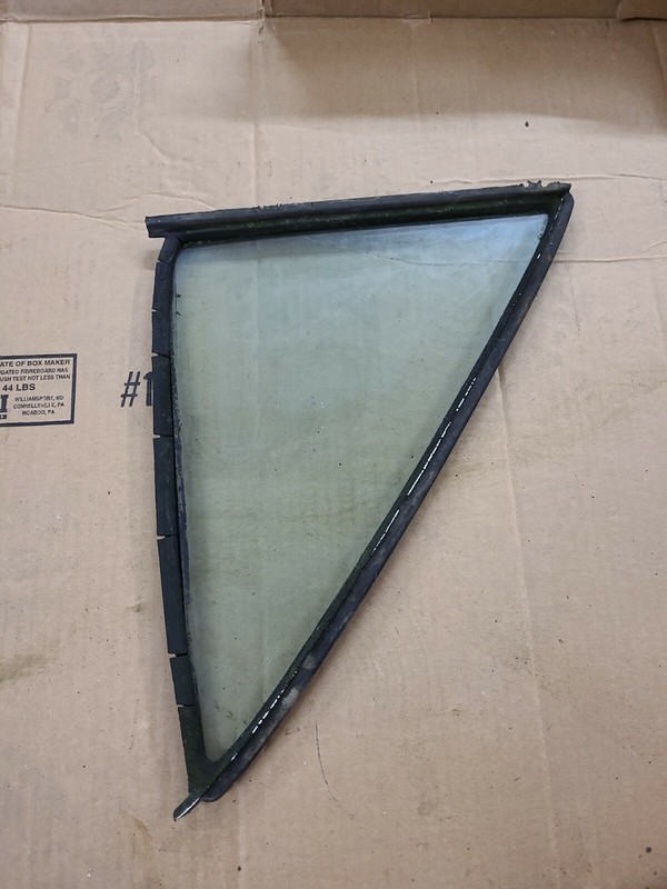 MERCEDES BENZ 220 D/8W115 PASS RIGHT REAR CORNER WINDOW