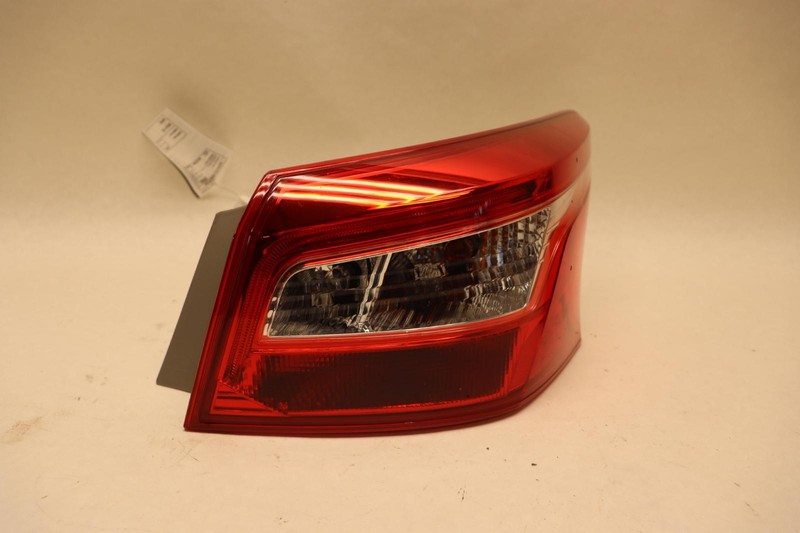 2016-2019 NISSAN SENTRA RIGHT SIDE QUARTER PANEL MOUNT TAIL LIGHT LAMP OEM