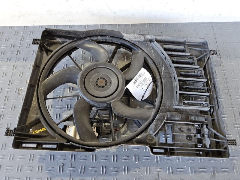 2013-2016 Ford Escape Radiator Fan Motor Fan Assembly 2.0L