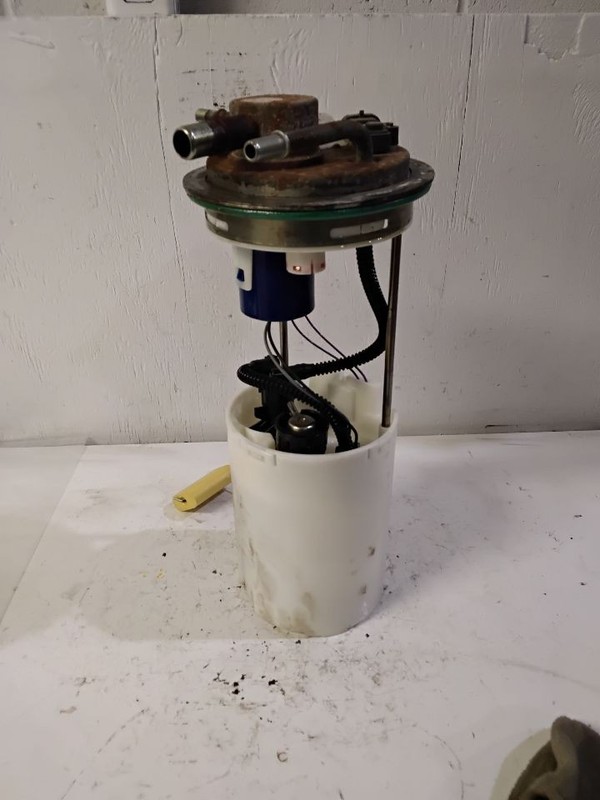 2004-2007 GMC Sierra 1500 Fuel Pump Assembly 5.3L Long Box Exc. Crew Cab