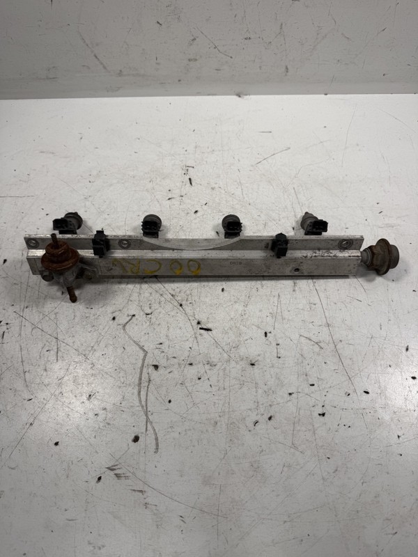 99-01 Honda CR-V Fuel Rail Assembly w/ Injectors 16620-PHK-000 OEM
