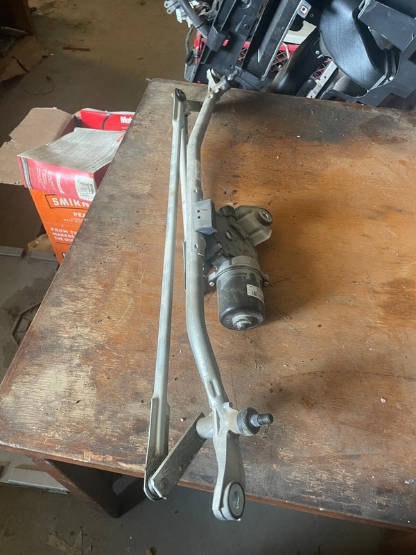 14-19 SIERRA SILVERADO DENALI FRONT WINDSHIELD WIPER MOTOR TRANSMISSION ASSEMBLY