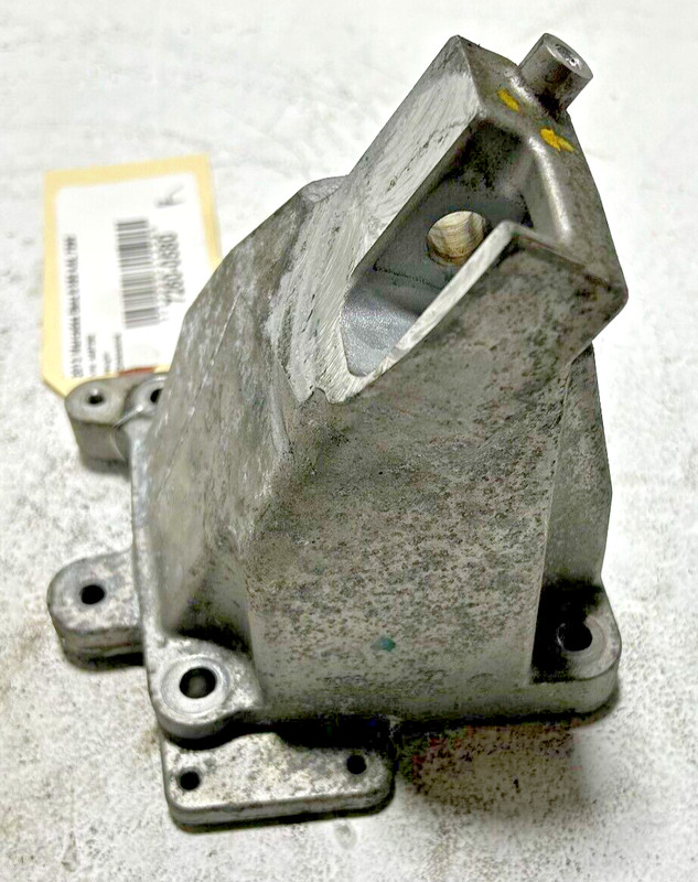 2012-2013 Mercedes W221 S550 4.7L Engine Right Passenger Side Mount Bracket OEM